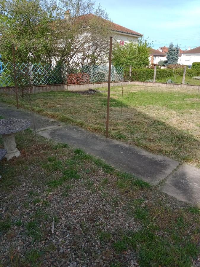 Maison Entiere Avec Parking, Garage Et Jardin Монлюсон Екстер'єр фото
